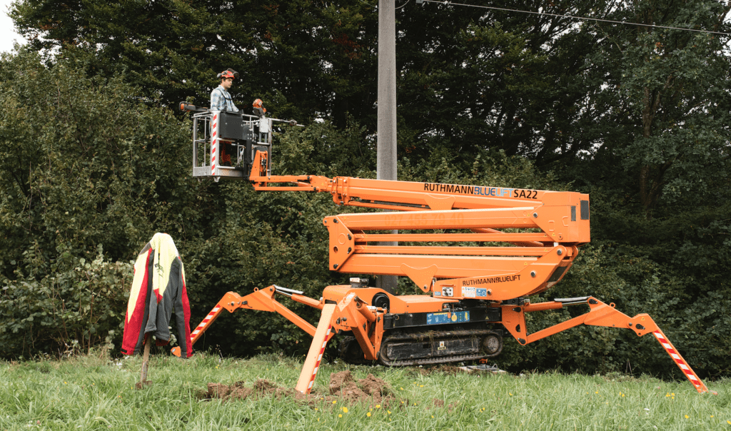 Mitarbeiter auf Hebebühne